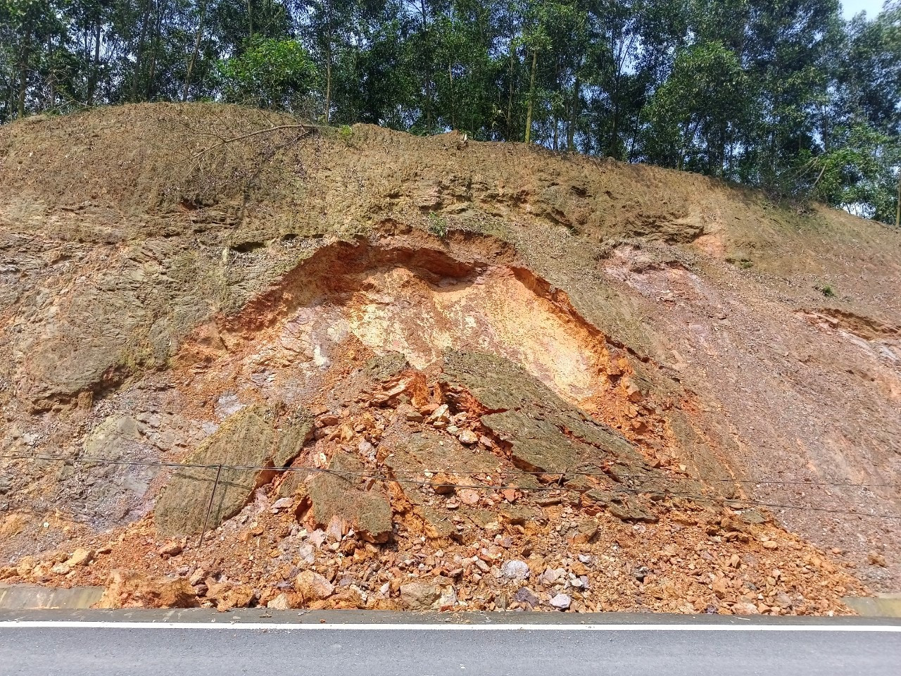 Sạt lở ta luy qua đoạn xã Minh Côi (huyện Hạ Hòa).