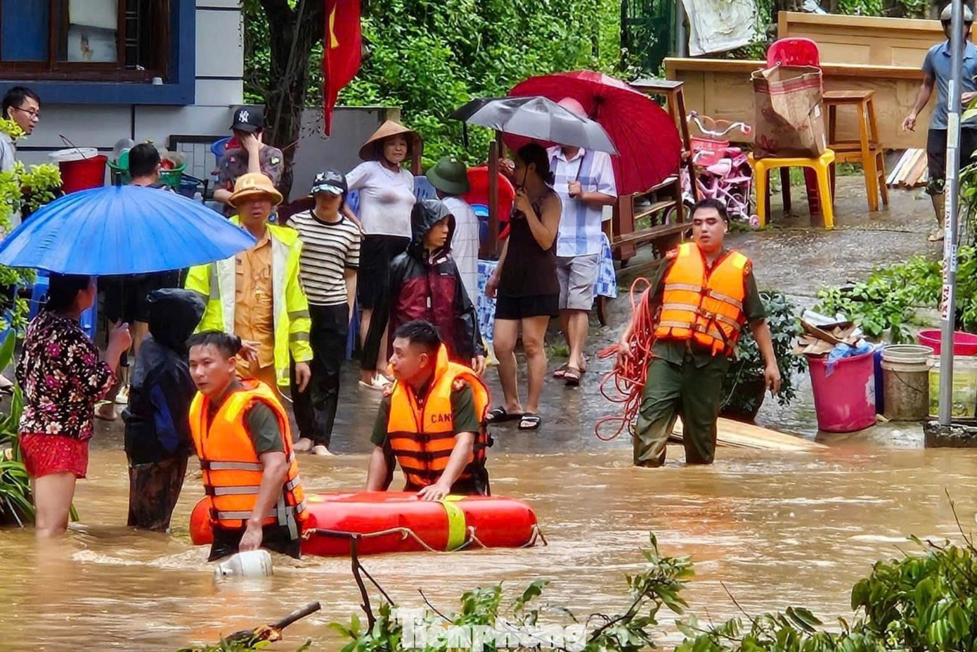 Ông Trần Trọng Thông – Chủ tịch UBND huyện Bảo Yên đã chỉ đạo các xã, thị trấn tiếp tục triển khai, kiểm tra, rà soát, đồng thời tuyên truyền, hướng dẫn người dân về cách phòng, tránh, ứng phó với các loại hình thiên tai, hạn chế thấp nhất thiệt hại có thể xảy ra.