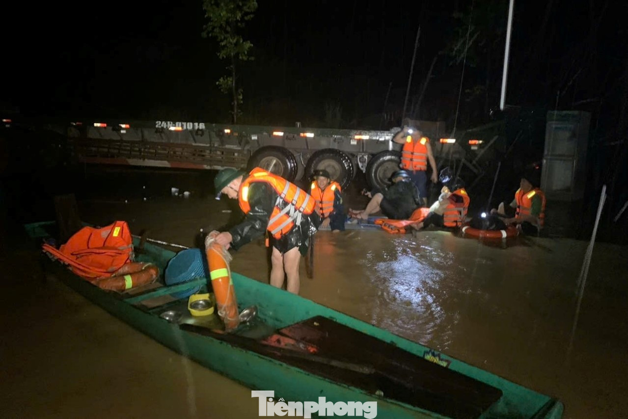 Theo ghi nhận của phóng viên, trong đêm 9/9, trên địa bàn huyện Bảo Yên, tỉnh Lào Cai trời mưa nặng hạt, nước lũ dâng nhanh.