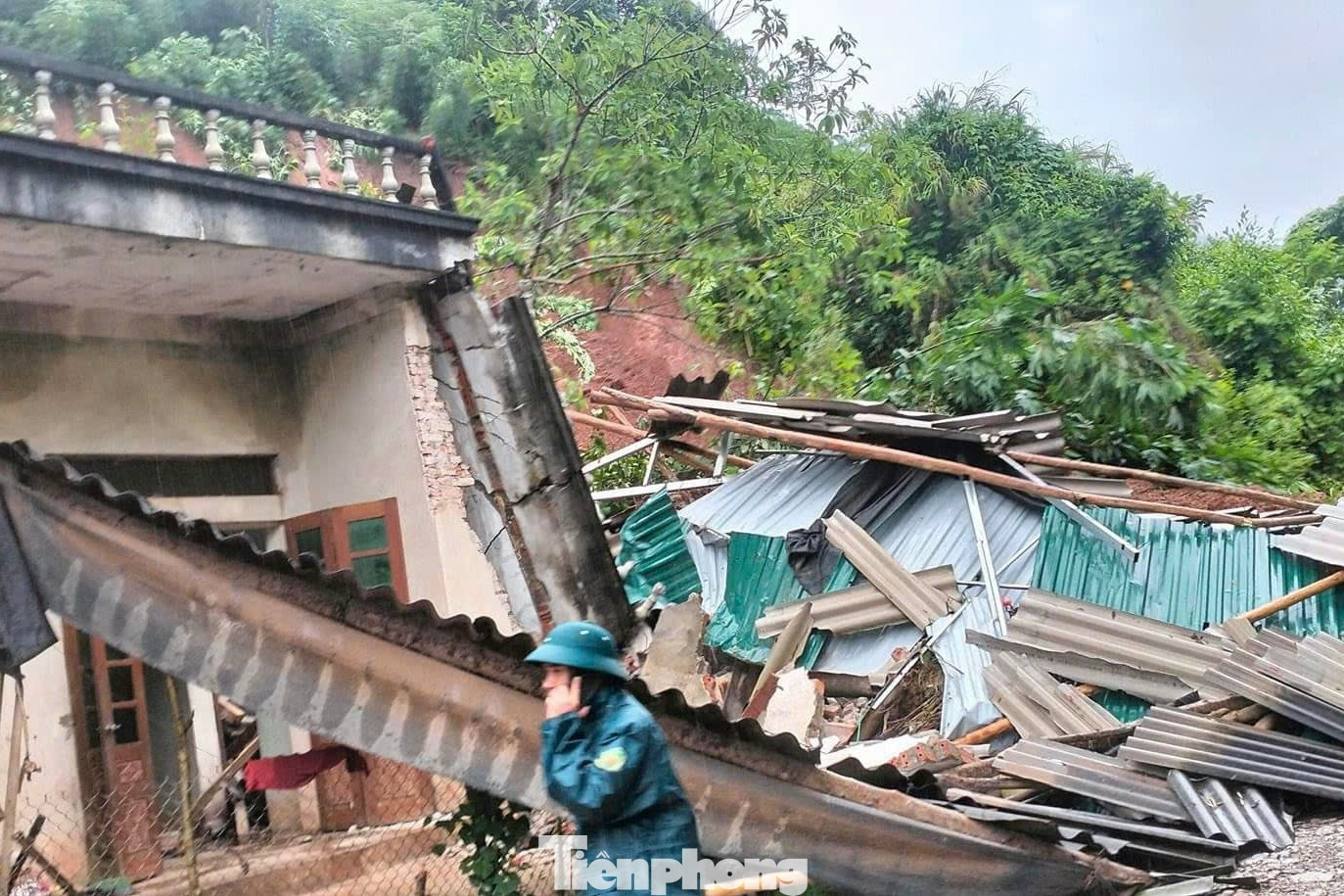 Tính đến 10h30 ngày 10/9, tổng số ngôi nhà trên địa bàn huyện Bảo Yên bị ảnh hưởng, thiệt hại là 518 nhà, hỗ trợ di chuyển 166 hộ dân tại địa bàn 13 xã do bị ngập lụt và có nguy cơ sạt lở đất đá đến nơi an toàn. Ước thiệt hại 4 tỉ đồng.