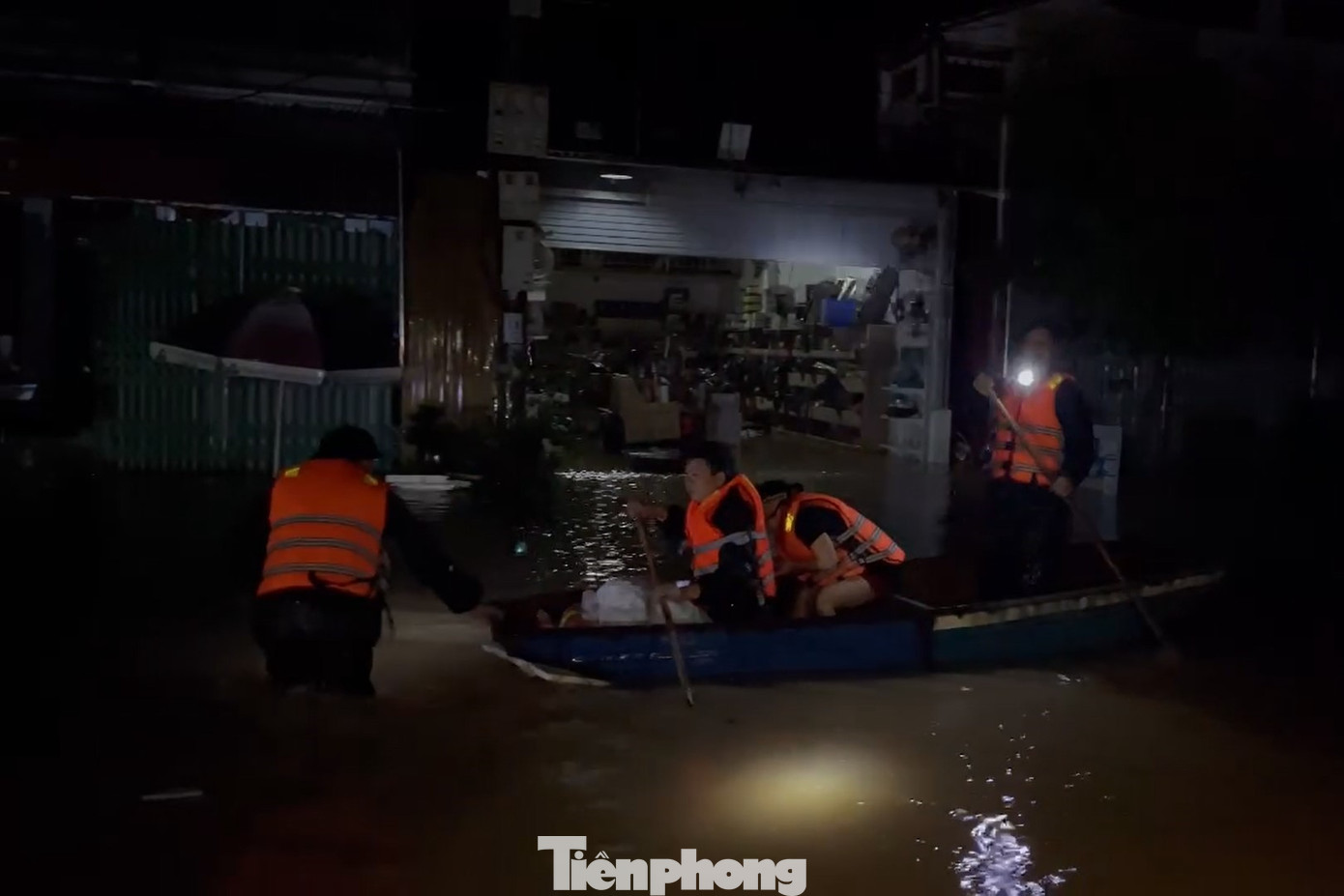 Điện trên các tuyến đường tại thị trấn Phố Ràng đã bị cắt nên việc di chuyển, tìm kiếm cứu nạn của các lực lượng gặp nhiều khó khăn.