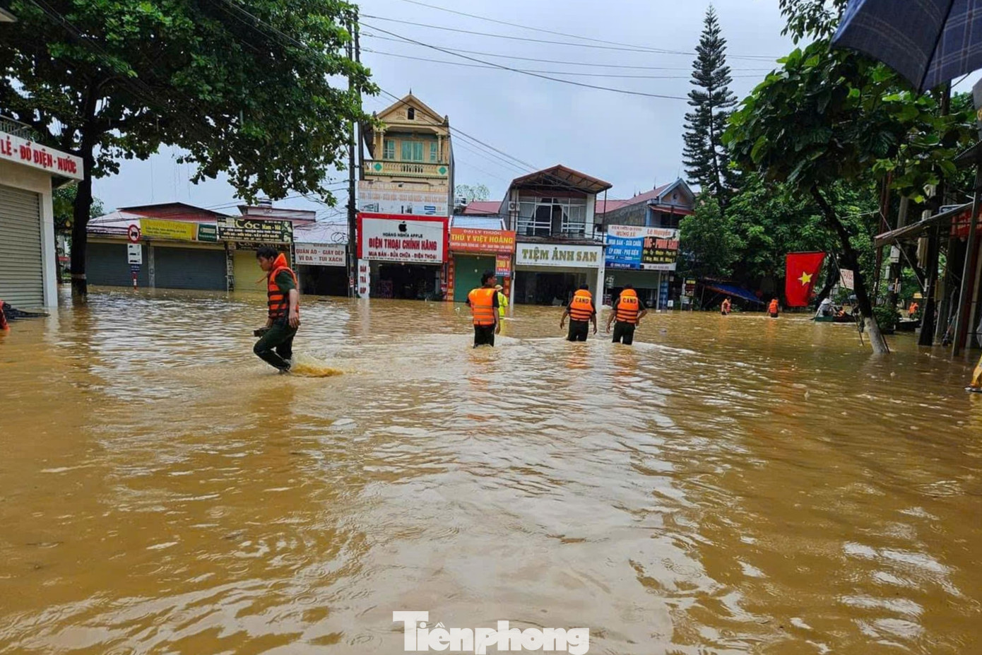 Trước tình hình đó, UBND huyện đã chỉ đạo UBND các xã, thị trấn huy động lực lượng tại chỗ và nhân dân trong khu vực giúp đỡ các gia đình bị thiệt hại; chủ động bố trí, cung cấp các nhu yếu phẩm cần thiết các hộ bị ngập úng, cô lập hoàn toàn; tuyên truyền để người dân tuyệt đối không lơ là, chủ quan.