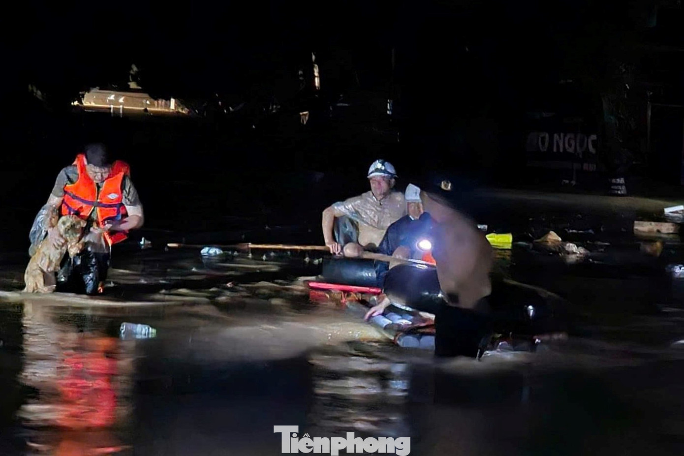 Trước tình hình lũ lụt nguy cấp, cán bộ, chiến sĩ Ban Chỉ huy Quân sự huyện Bảo Yên cùng lực lượng cứu hộ, cứu nạn tại chỗ đã huy động phương tiện khẩn trương rà soát, tìm kiếm người dân còn mắc kẹt trong các căn nhà, đưa đến nơi an toàn ngay trong đêm.