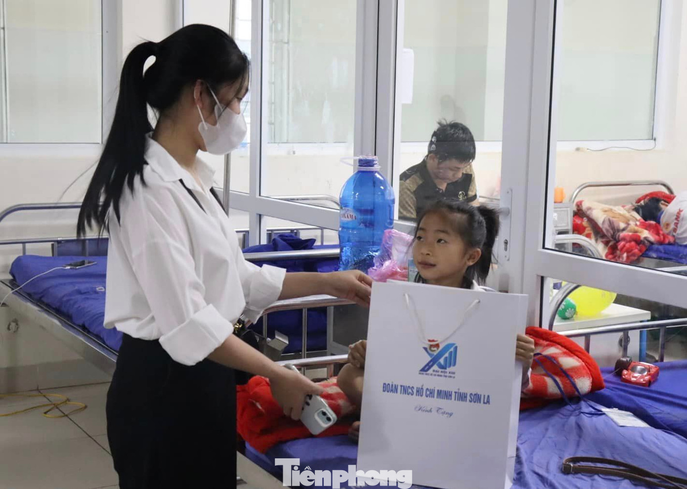 Những "Sinh viên 5 tốt" thăm và tặng 40 suất quà cho các bệnh nhi có hoàn cảnh khó khăn.