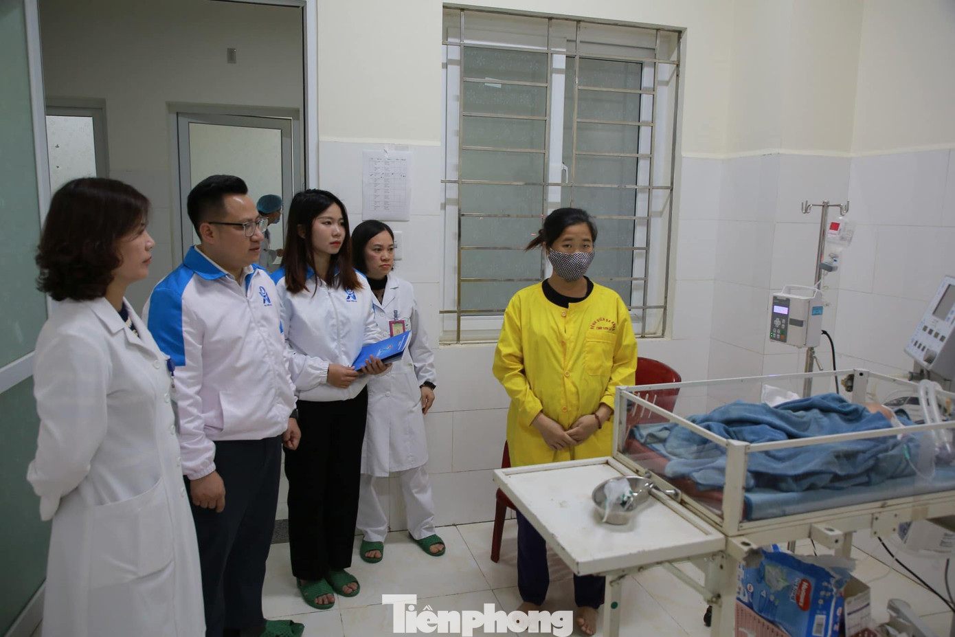 Hội Sinh viên Việt Nam tỉnh Sơn La các bệnh nhi.