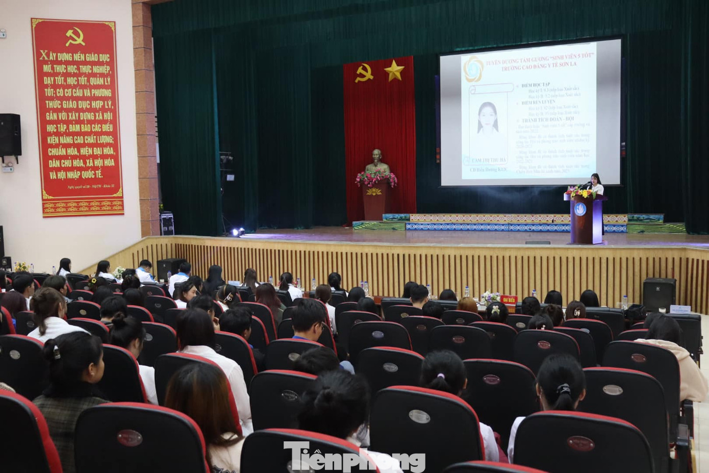 Quang cảnh diễn đàn