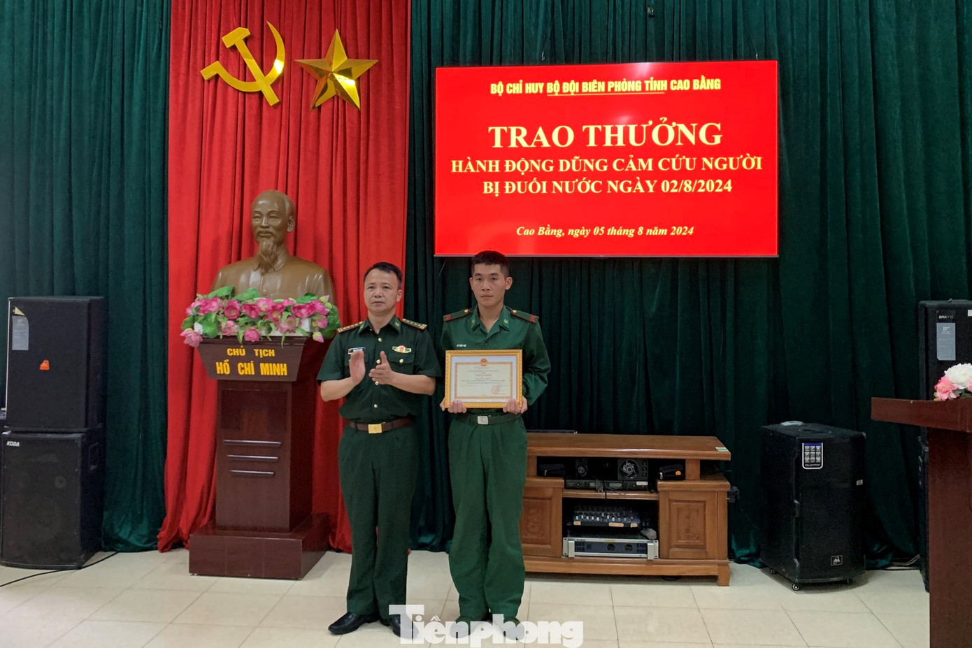 Đại tá Đặng Hồng Quân – Chính ủy BĐBP tỉnh Cao Bằng, trao Giấy khen tặng binh nhất Lý Văn Vũ. Đại tá Đặng Hồng Quân – Chính ủy BĐBP tỉnh Cao Bằng, trao Giấy khen tặng binh nhất Lý Văn Vũ.