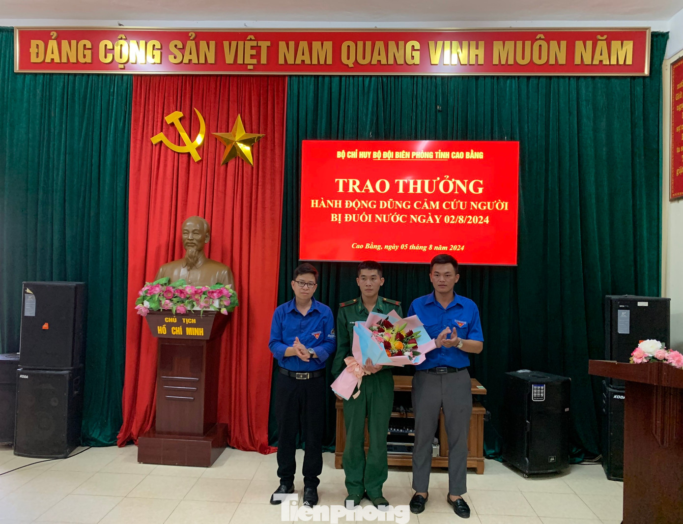Huyện Đoàn Trùng Khánh tặng hoa, khen thưởng chiến sĩ biên phòng dũng cảm. Huyện Đoàn Trùng Khánh tặng hoa, khen thưởng chiến sĩ biên phòng dũng cảm.