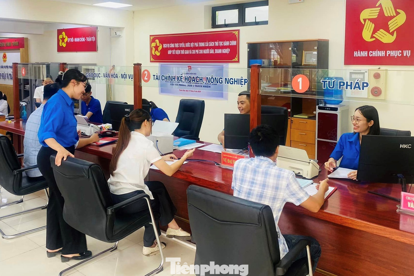 Thanh niên tình nguyện nhiệt tình hỗ trợ người dân làm thủ tục hành chính. Thanh niên tình nguyện nhiệt tình hỗ trợ người dân làm thủ tục hành chính.