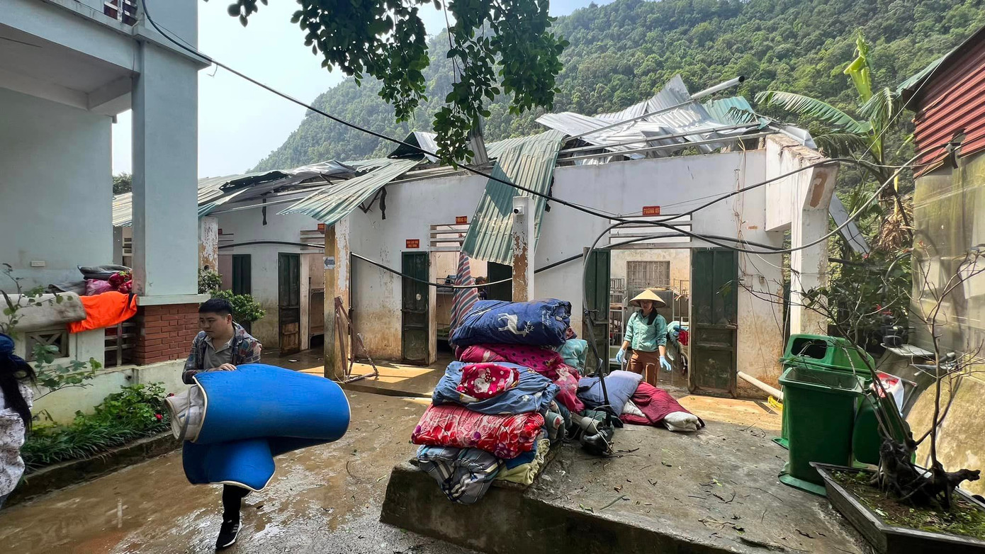 Mưa to, gió lớn còn khiến hơn 100 ngôi nhà tại huyện Đồng Văn và Quản Bạ bị hư hỏng.