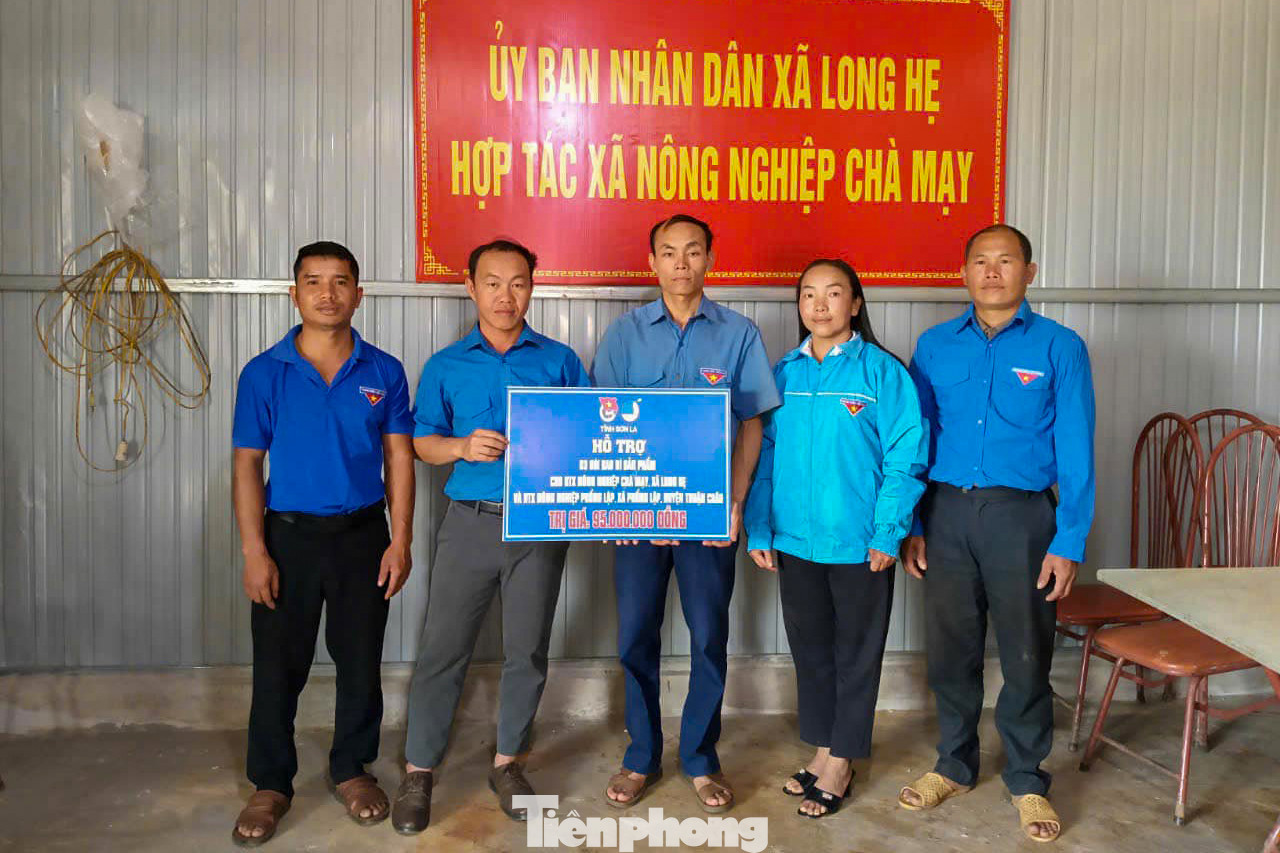 Cấp Đoàn Hội tỉnh Sơn La trao hỗ trợ thanh niên phát triển sản phẩm OCOP.