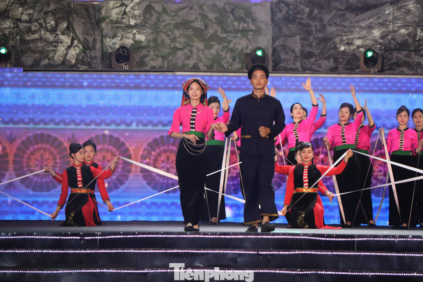 So với những trang phục của các dân tộc khác thì trang phục người Tày ở Hòa Bình khá giản dị về màu sắc, nhưng lại tinh tế về họa tiết và sự kết hợp hài hòa các phụ kiện đi kèm. Những chi tiết, phụ kiện nhỏ trên bộ trang phục của người Tày đều thể hiện tính thẩm mỹ, sự tinh tế và quan niệm riêng về cái đẹp.