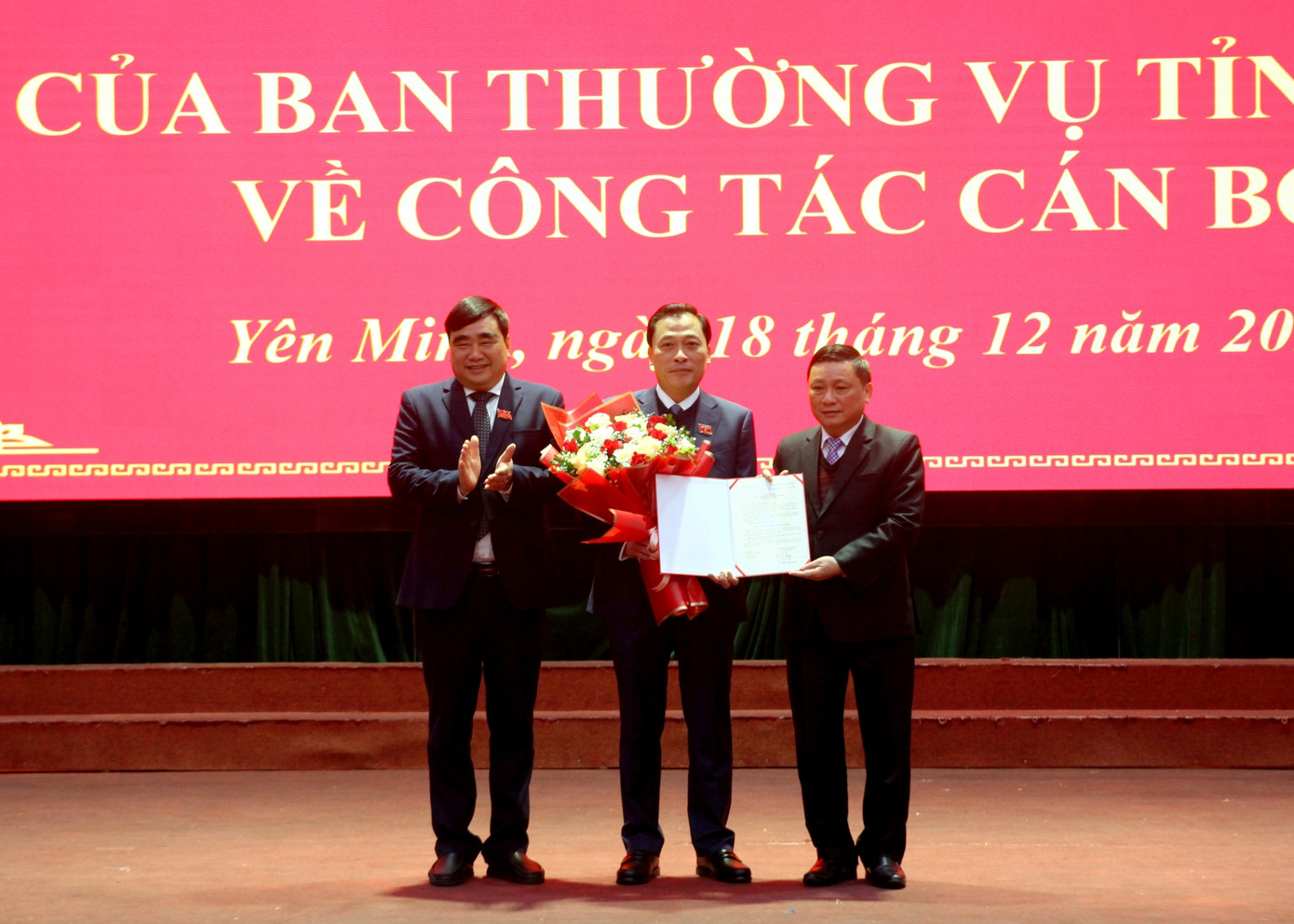 Tân Phó Bí thư Huyện ủy Yên Minh nhận quyết định. Ảnh: Báo Hà Giang. Tân Phó Bí thư Huyện ủy Yên Minh nhận quyết định. Ảnh: Báo Hà Giang.
