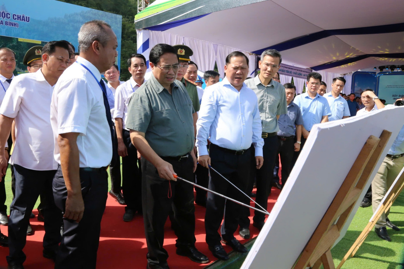 Lãnh đạo tỉnh thuyết trình về dự án. Ảnh: Viết Đào