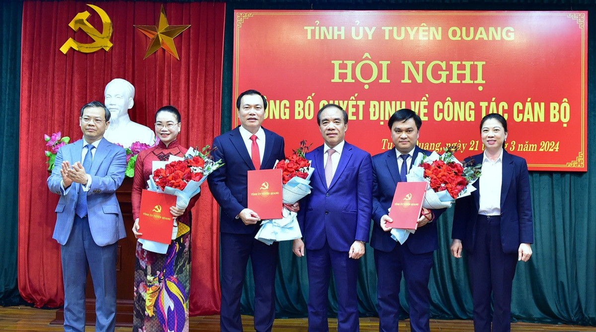 Bí thư Tỉnh ủy Tuyên Quang Chẩu Văn Lâm trao quyết định cho các cán bộ. Ảnh: Báo Tuyên Quang. Bí thư Tỉnh ủy Tuyên Quang Chẩu Văn Lâm trao quyết định cho các cán bộ. Ảnh: Báo Tuyên Quang.