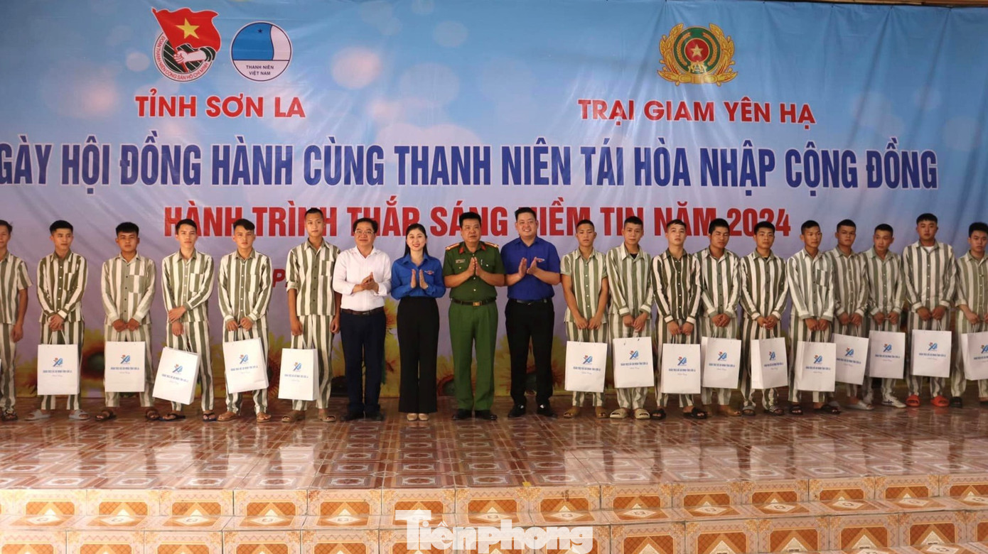 ...tặng 20 suất quà cho các phạm nhân trong độ tuổi thanh niên đang chấp hành án và cải tạo tốt tại Trại giam, với mong muốn lan toả những thông điệp tốt đẹp, thắp sáng thêm niềm tin, ước mơ hoàn lương, vượt qua mặc cảm, tự ti cho các phạm nhân khi tái hoà nhập cộng đồng.