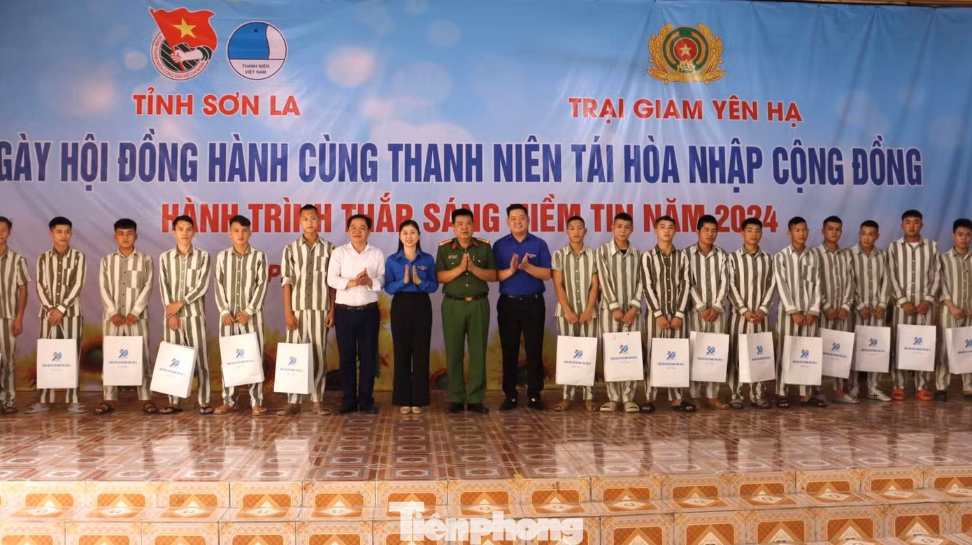 ...tặng 20 suất quà cho các phạm nhân trong độ tuổi thanh niên đang chấp hành án và cải tạo tốt tại Trại giam, với mong muốn lan toả những thông điệp tốt đẹp, thắp sáng thêm niềm tin, ước mơ hoàn lương, vượt qua mặc cảm, tự ti cho các phạm nhân khi tái hoà nhập cộng đồng.