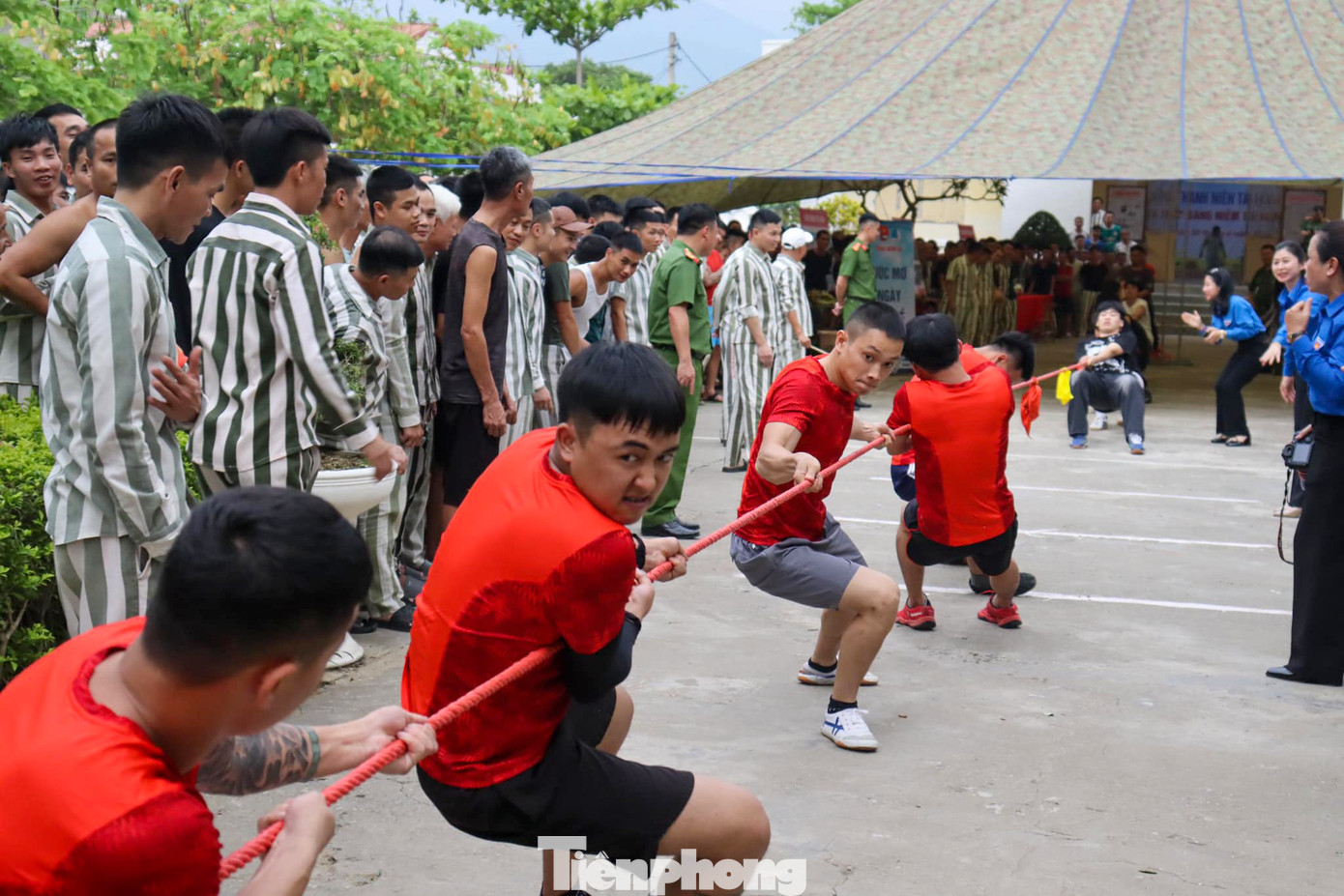 Trong khuôn khổ chương trình đã diễn ra các hoạt động như tham quan gian hàng trưng bày sản phẩm của phạm nhân; vẽ tranh, kéo co và một số trò chơi giữa đoàn viên, thanh niên và các phạm nhân tại Trại giam.