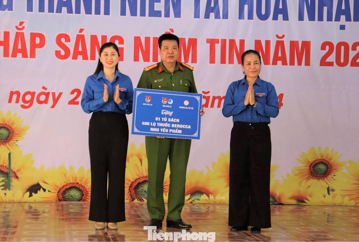 Nhân dịp này Tỉnh Đoàn, Hội LHTN Việt Nam tỉnh Sơn La, Quận đoàn Đống Đa, Trường Đa Trí Tuệ đã trao tặng 1 tủ sách, 400 lọ thuốc Berocca, nhu yếu phẩm gồm khăn mặt, kem đánh răng, mì, sữa cho Trại giam Yên Hạ,...