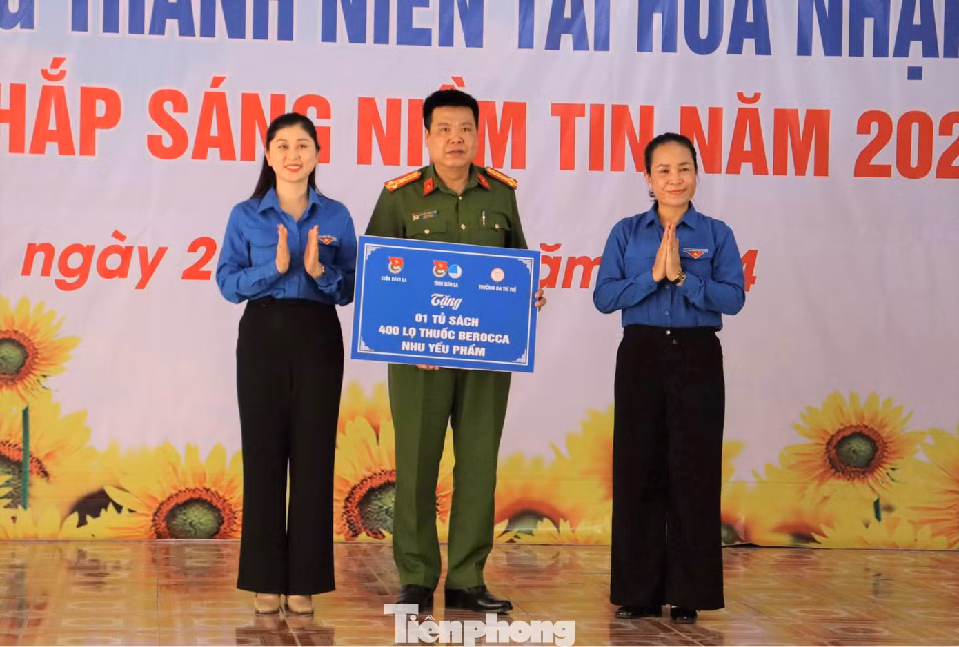 Nhân dịp này Tỉnh Đoàn, Hội LHTN Việt Nam tỉnh Sơn La, Quận đoàn Đống Đa, Trường Đa Trí Tuệ đã trao tặng 1 tủ sách, 400 lọ thuốc Berocca, nhu yếu phẩm gồm khăn mặt, kem đánh răng, mì, sữa cho Trại giam Yên Hạ,...
