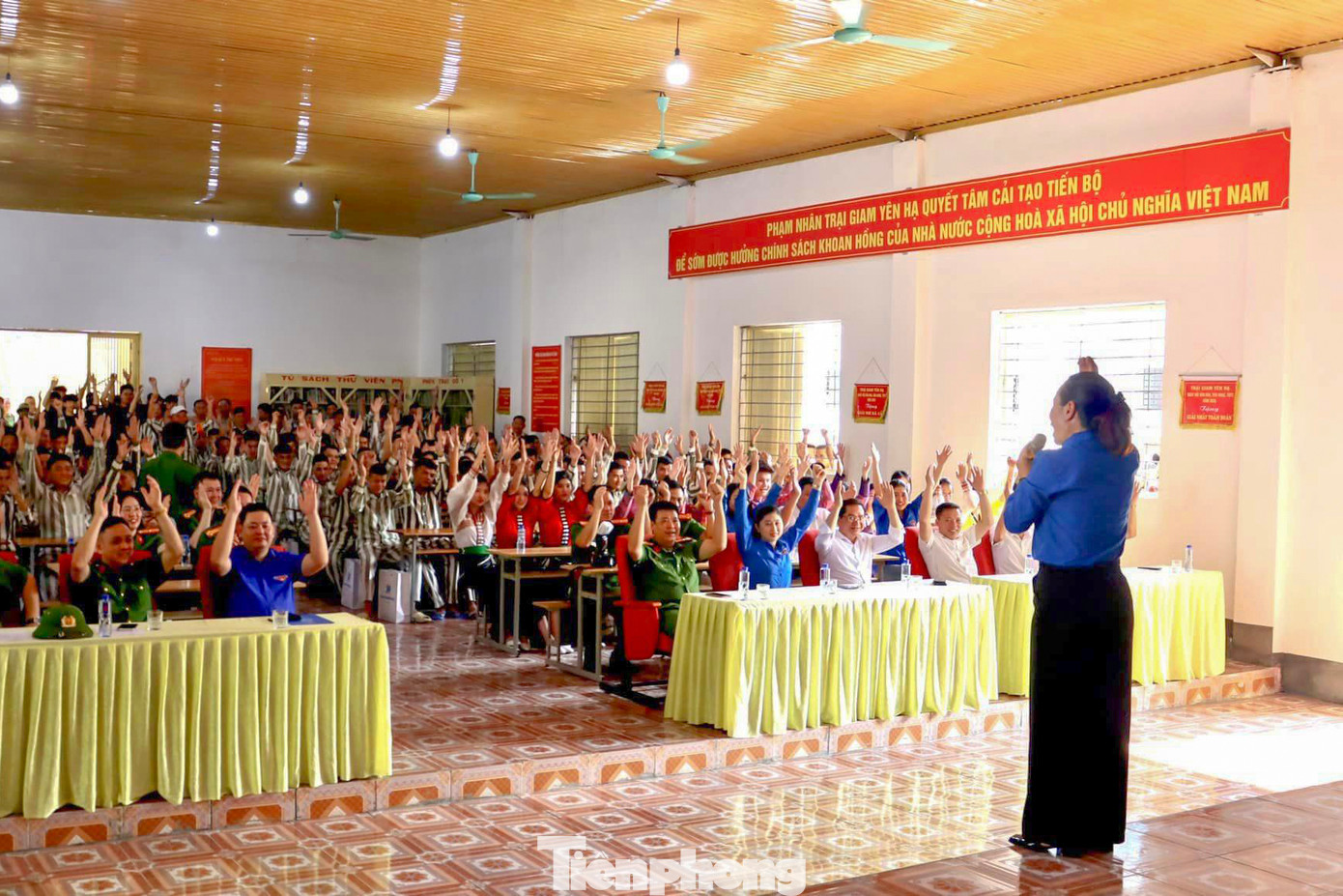 Tham dự chương trình có chị Cầm Thị Huyền Trang - Bí thư Tỉnh Đoàn Sơn La, Thượng tá Nguyễn Anh Tuấn - Phó Giám thị Trại giam Yên Hạ cùng toàn thể Ban giám thị, cán bộ tại Trại giam Yên Hạ và hơn 300 phạm nhân đang chấp hành án.