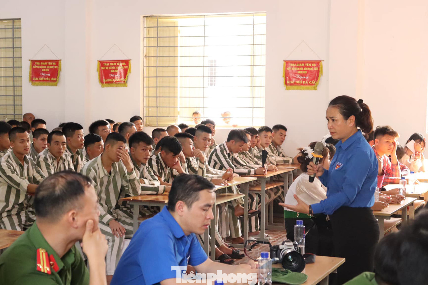 Với chủ đề “Ngày hội đồng hành cùng thanh niên tái hoà nhập cộng đồng – Hành trình thắp sáng niềm tin”, hơn 300 phạm nhân của Trại giam Yên Hạ đã được trao đổi, lắng nghe, giao lưu và chia sẻ cùng với bà Nguyễn Thị Lệ Thủy - Chuyên gia tâm lý giáo dục (Viện nghiên cứu và phát triển nguồn nhân lực Việt Nam, Bộ Khoa học và Công nghệ).