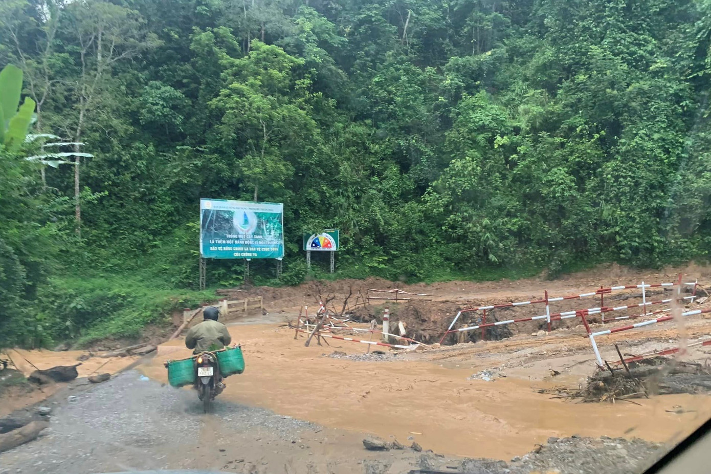 Nước lũ dâng cao làm chia cắt nhiều tuyến đường.