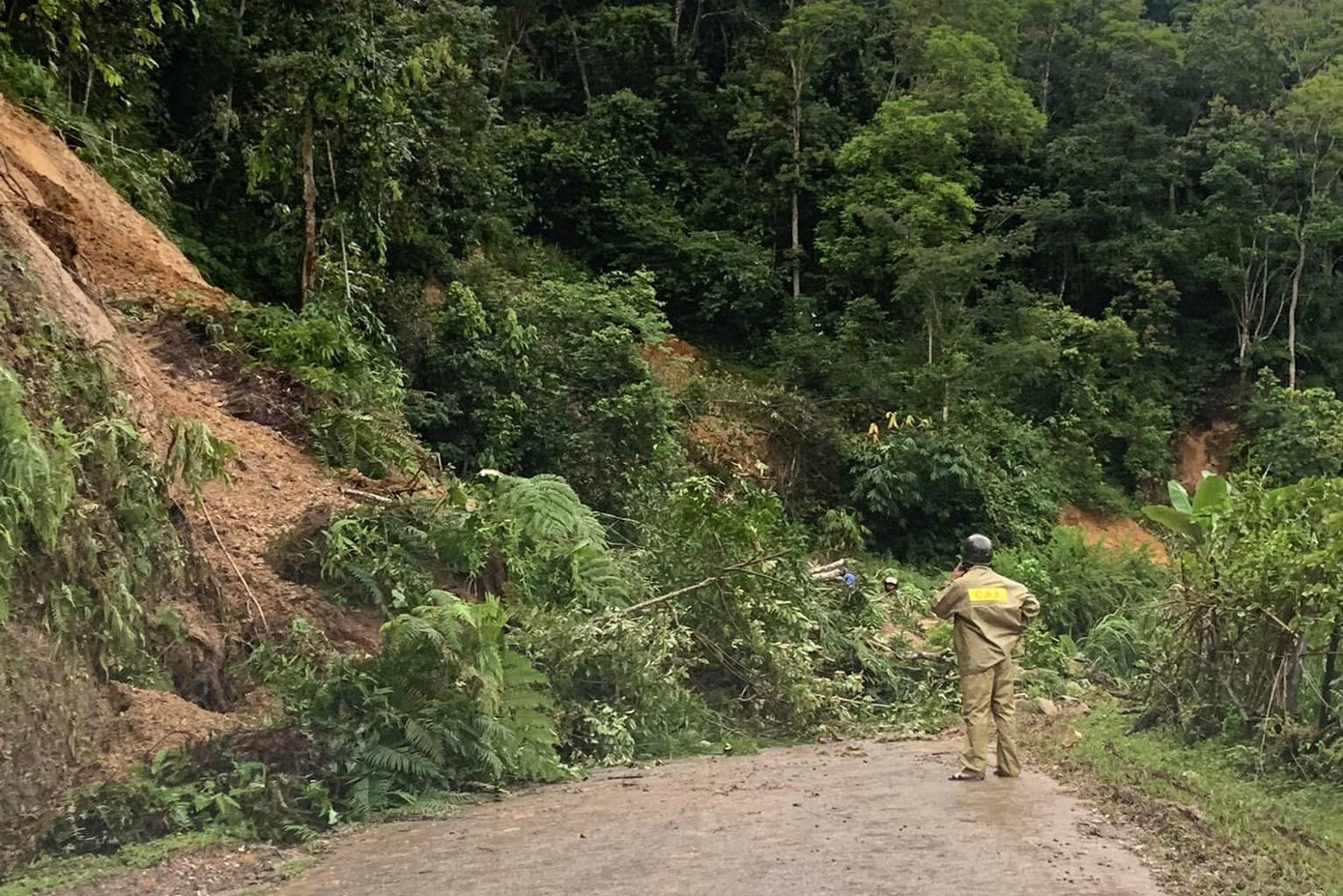 Sạt lở làm giao thông bị tê liệt tại nhiều nơi.