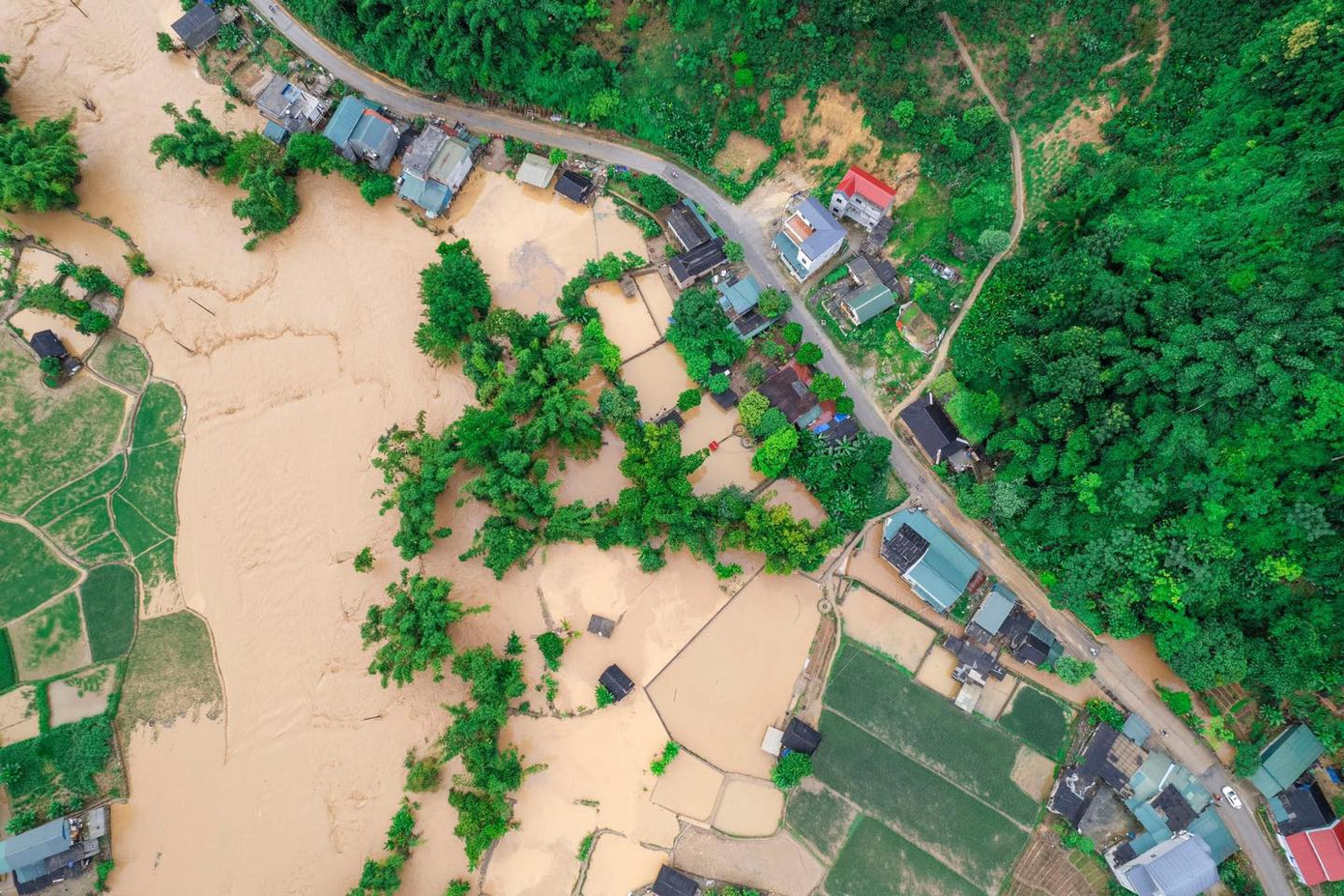 Hơn 26 ngôi nhà tại xã Tông Cọ bị ngập. Ảnh: Nam Châm