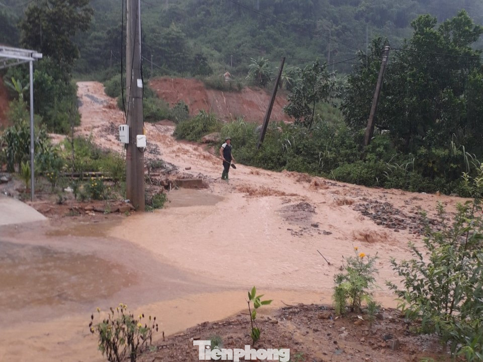 Dòng nước lũ lớn kèm theo đất đá từ trên đồi đổ xuống. Ảnh: NDCC. Dòng nước lũ lớn kèm theo đất đá từ trên đồi đổ xuống. Ảnh: NDCC.