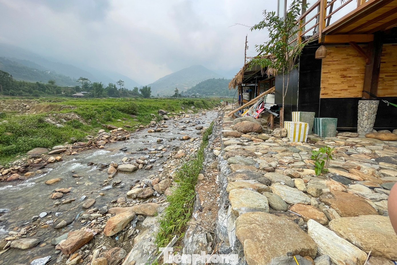 Bờ kè suối được xây kiên cố. Bờ kè suối được xây kiên cố.