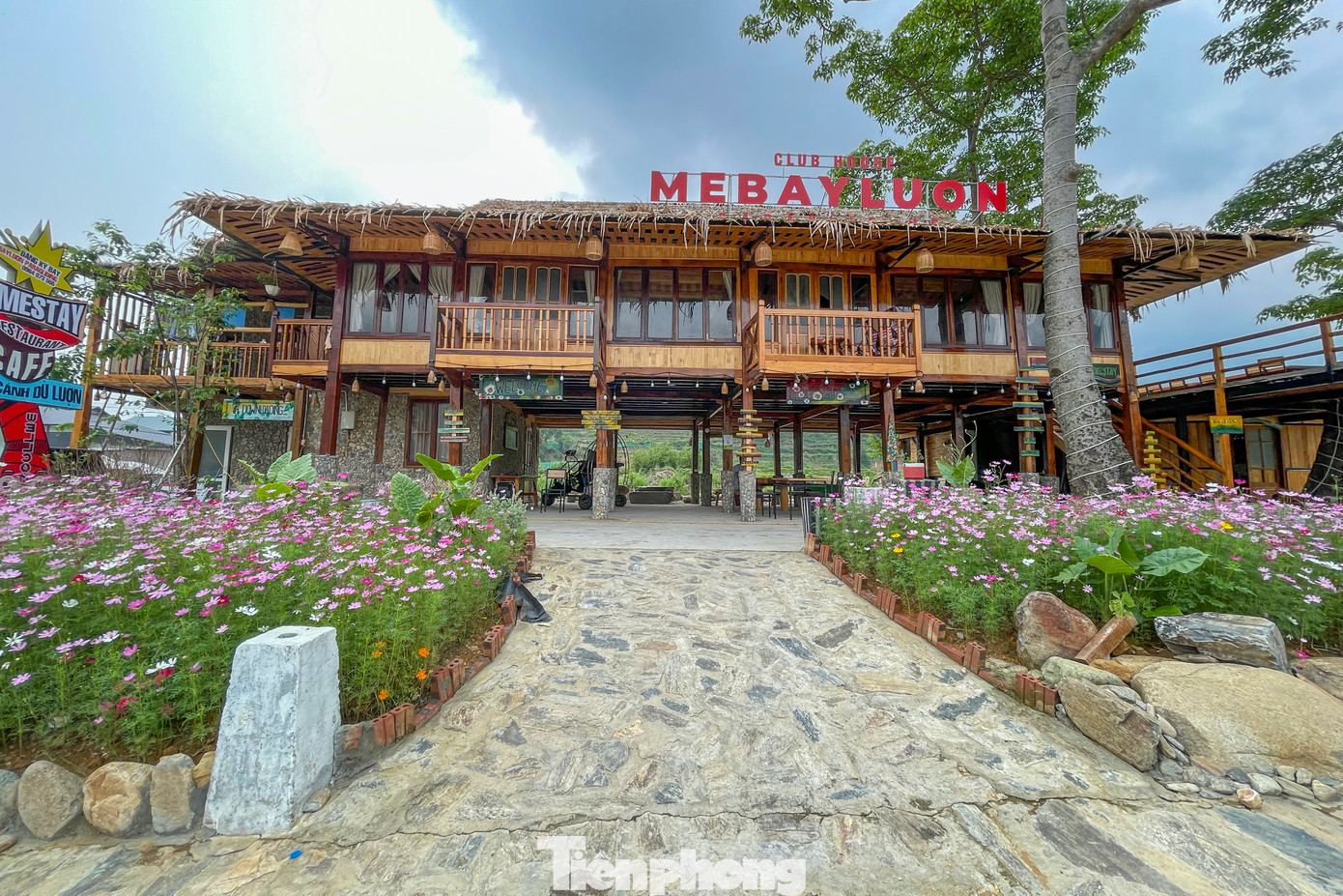 Nhiều hạng mục, công trình kiên cố được xây dựng trái phép trên đất nông nghiệp. Nhiều hạng mục, công trình kiên cố được xây dựng trái phép trên đất nông nghiệp.