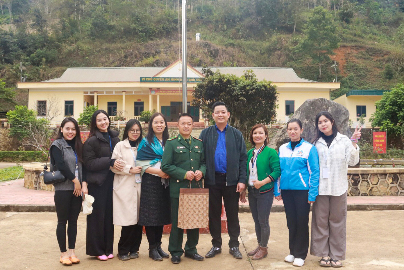 Nhân dịp này, Tỉnh Đoàn Sơn La và Hội LHTNVN tỉnh đã tổ chức thăm hỏi, chúc tết, tặng quà cán bộ, chiến sĩ đang thực hiện nhiệm vụ Biên phòng, bảo vệ chủ quyền lãnh thổ, an ninh khu vực biên giới của tỉnh tại Đồn Biên phòng Chiềng Tương, huyện Yên Châu.