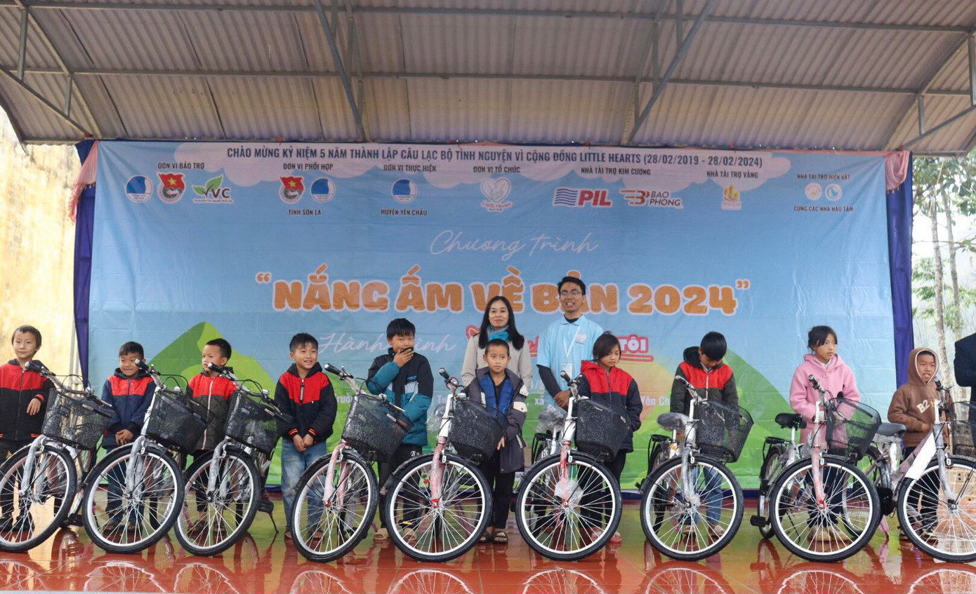 Tại chương trình, ban tổ chức đã trao tặng 10 xe đạp,...