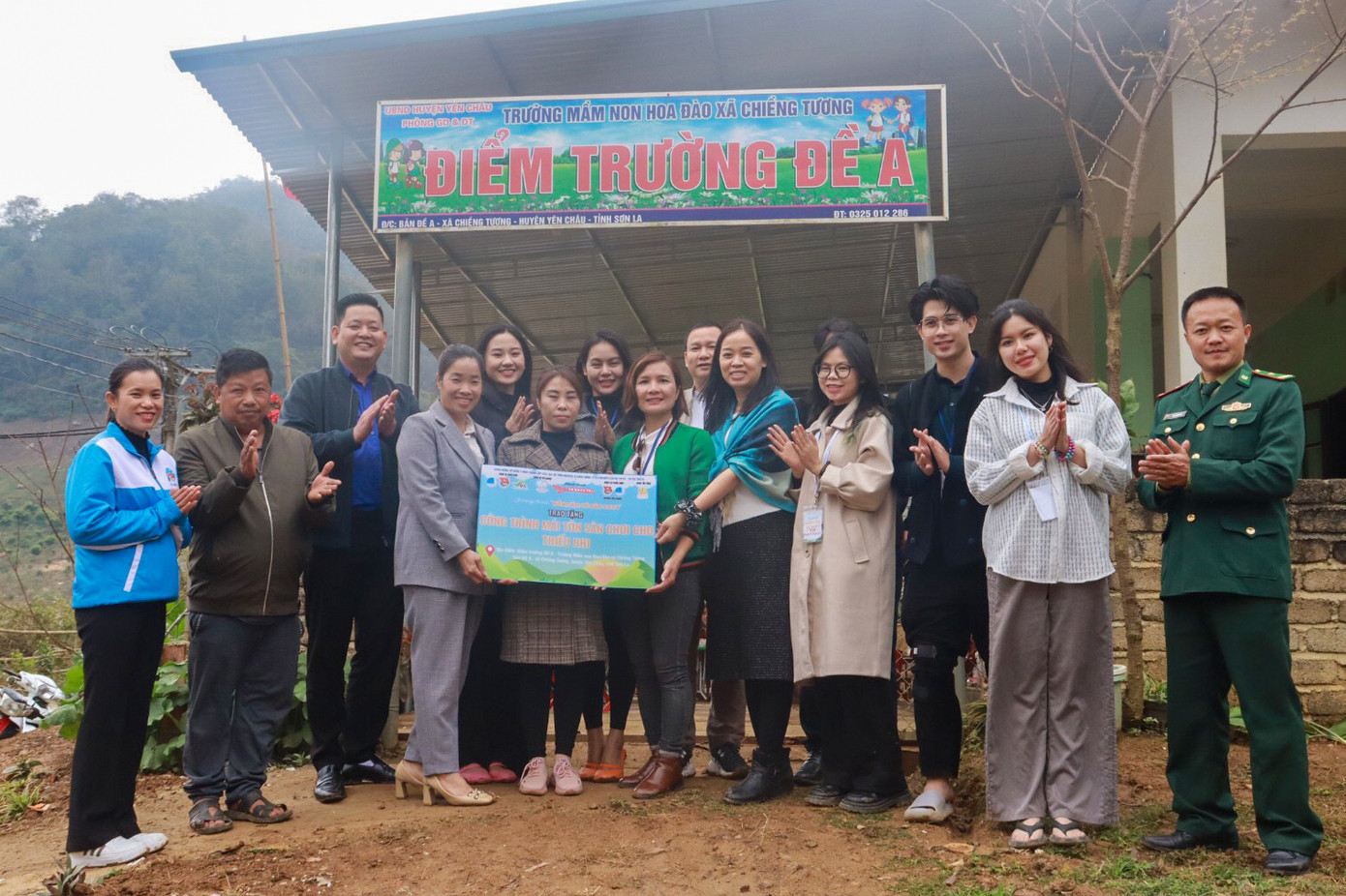 Tổ chức Lễ khánh thành 1 công trình mái tôn sân chơi cho thiếu nhi; tặng 3 bộ đồ dùng, đồ chơi, thiết bị dạy học tối thiểu cho giáo dục Mầm non tại điểm trường Đề A thuộc trường Mầm non Hoa Đào (xã Chiềng Tương). Tổng trị giá các nguồn lực thực hiện chương trình là 123 triệu đồng.