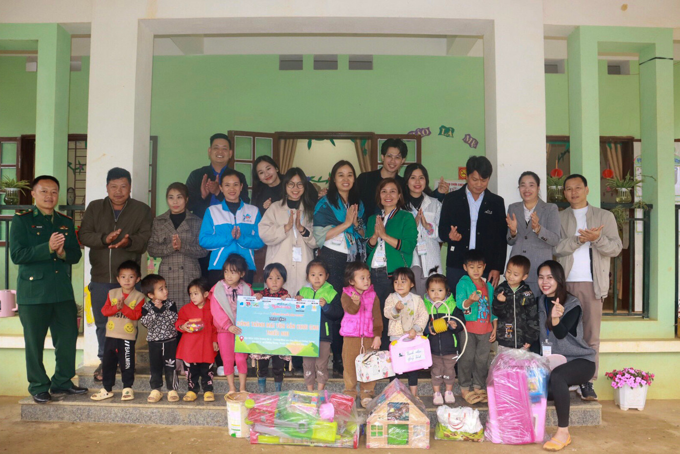 ...5 suất học bổng, 300 suất quà gồm: áo ấm, khăn ấm, ủng, cặp sách, đèn học, vở viết, hộp bút, bút màu, bút chì, sữa tươi, bánh, kẹo cho các em học sinh tại trường Tiểu học Chiềng Tương và tặng 1 Tivi loại 65 inch cho nhà trường.