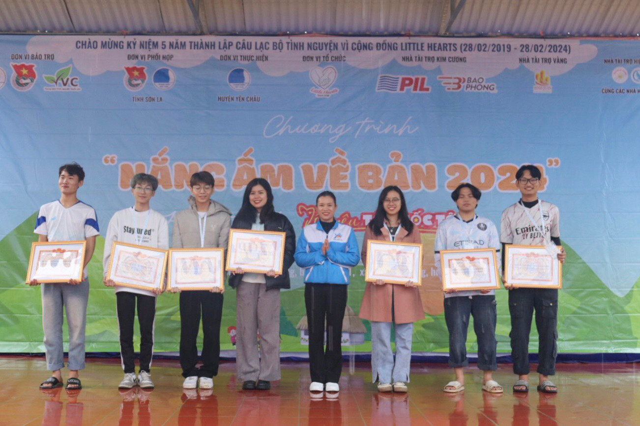 Cũng tại chương trình, Hội LHTNVN tỉnh tặng bằng khen cho 1 tập thể, 2 cá nhân; Hội LHTNVN huyện Yên Châu tặng 13 giấy khen cho các cá nhân có thành tích xuất sắc trong triển khai chương trình “Tình nguyện mùa Đông năm 2023, Xuân tình nguyện năm 2024”.