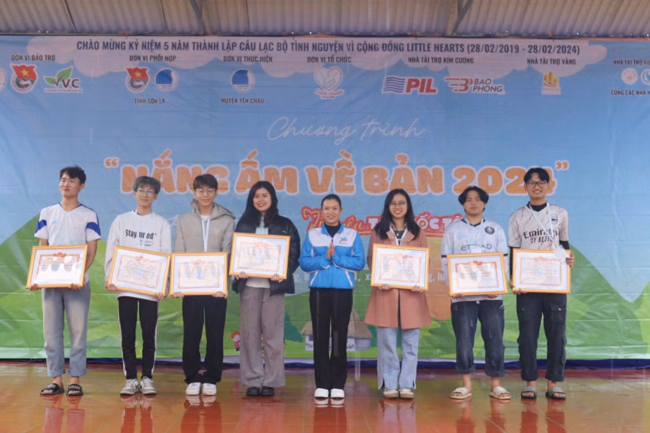 Cũng tại chương trình, Hội LHTNVN tỉnh tặng bằng khen cho 1 tập thể, 2 cá nhân; Hội LHTNVN huyện Yên Châu tặng 13 giấy khen cho các cá nhân có thành tích xuất sắc trong triển khai chương trình “Tình nguyện mùa Đông năm 2023, Xuân tình nguyện năm 2024”.