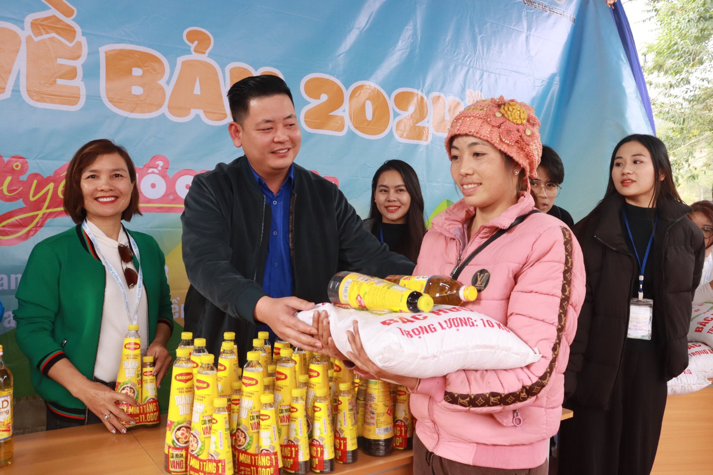 Bên cạnh đó, chương trình đã trao tặng 100 suất quà nhu yếu phẩm cho 100 gia đình chính sách, các hộ nghèo, hộ cận nghèo thuộc các bản tại xã Chiềng Tương.