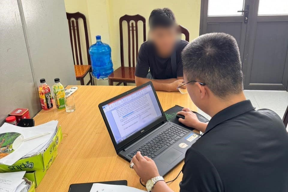 Đối tượng N.Đ.L làm việc tại cơ quan công an. Ảnh: Công an huyện Yên Thủy. Đối tượng N.Đ.L làm việc tại cơ quan công an. Ảnh: Công an huyện Yên Thủy.