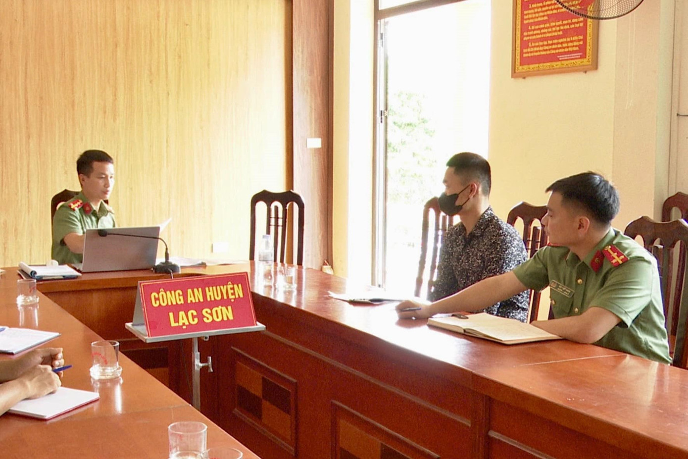 Công an huyện Lạc Sơn xử lý đối tượng B.V.N do đăng tải thông tin sai sự thật về Tổng Bí thư Nguyễn Phú Trọng. Ảnh: Công an huyện Lạc Sơn. Công an huyện Lạc Sơn xử lý đối tượng B.V.N do đăng tải thông tin sai sự thật về Tổng Bí thư Nguyễn Phú Trọng. Ảnh: Công an huyện Lạc Sơn.