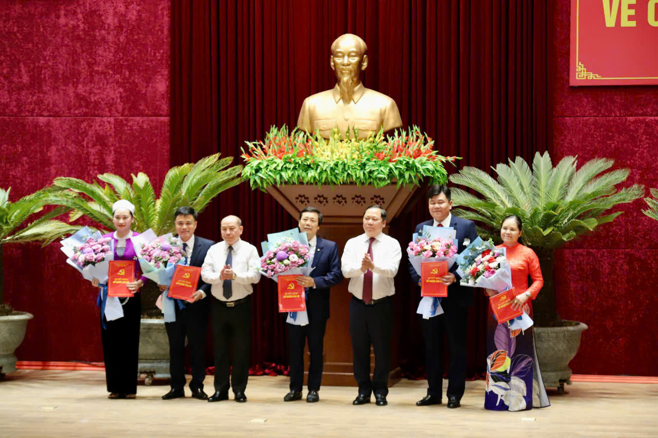 BTV Tỉnh ủy Hòa Bình trao các quyết định về công tác cán bộ.