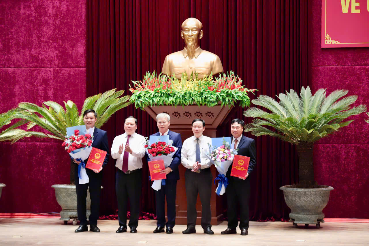 Ông Nguyễn Phi Long, Bí thư Tỉnh ủy Hoà Bình và ông Bùi Văn Khánh, Phó Bí thư Tỉnh ủy, Chủ tịch UBND tỉnh Hoà Bình chúc mừng các cán bộ được điều động, bổ nhiệm tại hội nghị.