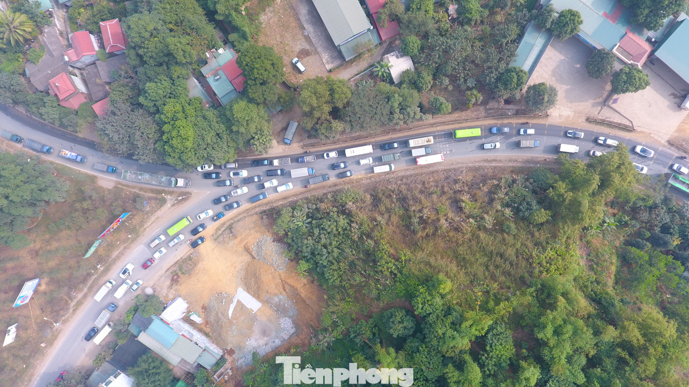 Vụ tai nạn đã ảnh hưởng lớn đến việc di chuyển của các phương tiện trên Quốc lộ 6. Đây là tuyến đường nối thủ đô Hà Nội với các tỉnh phía Tây Bắc, vì thế số lượng xe lưu thông qua đây rất lớn.