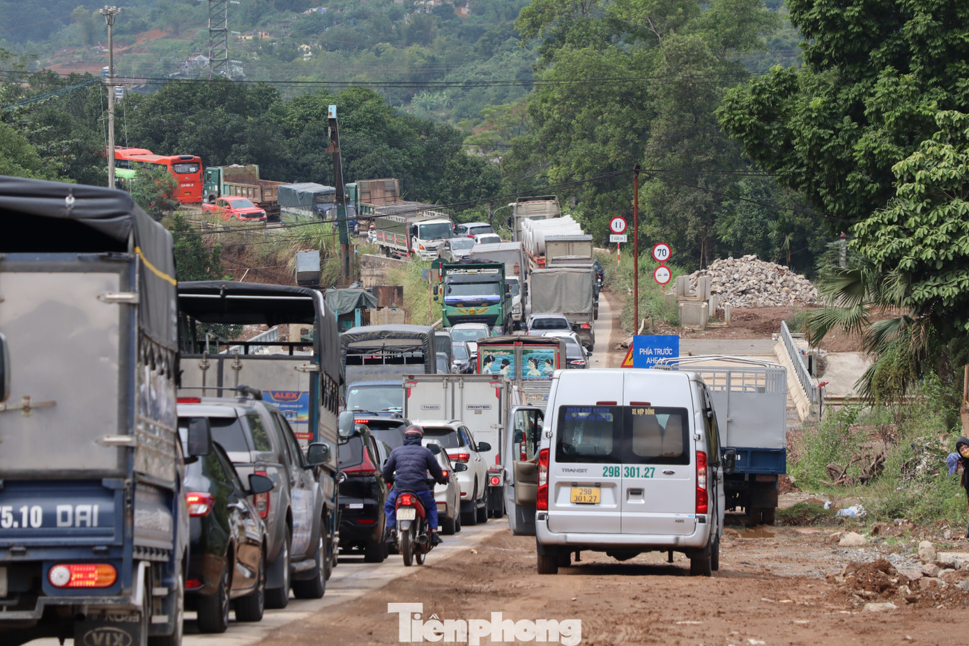 Có hàng trăm phương tiện chờ di chuyển qua đoạn đường này, nối nhau kéo dài đến hơn 4 km.