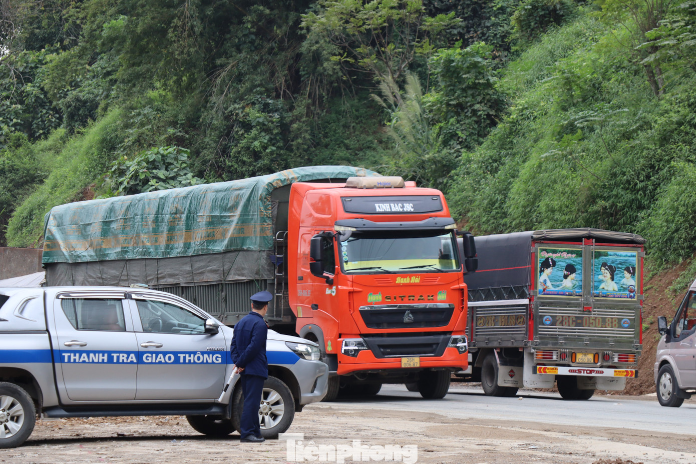 Ngay sau khi nhận được thông tin, lực lượng chức năng đã nhanh chóng có mặt tại hiện trường để điều tiết giao thông, xác minh thương vong, thiệt hại và làm rõ nguyên nhân vụ tai nạn.