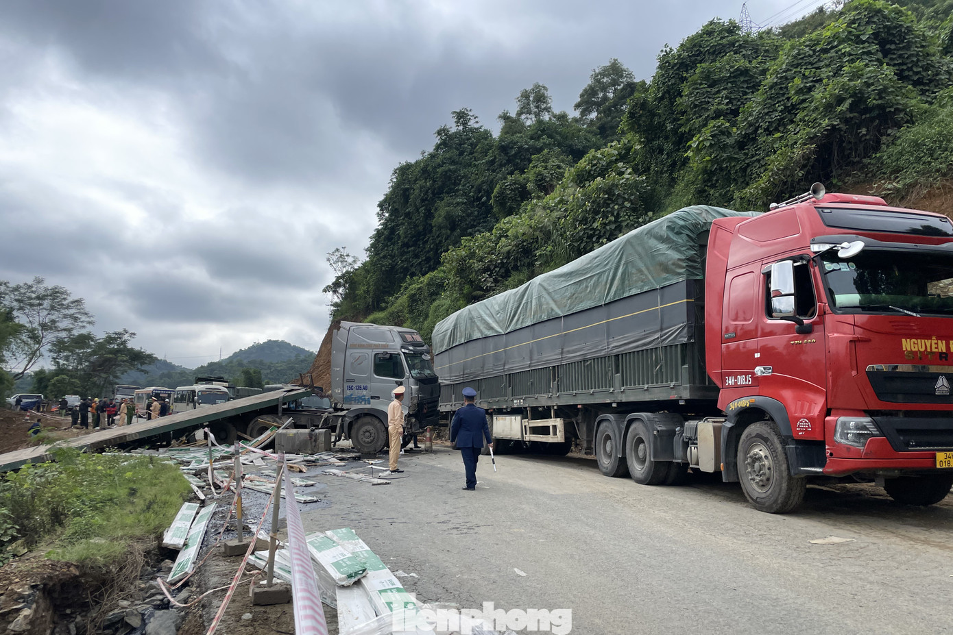 Theo ghi nhận của phóng viên tại hiện trường, có ít nhất 4 phương tiện bị hư hỏng do vụ va chạm gồm xe đầu kéo và rơ moóc cùng 2 xe con.