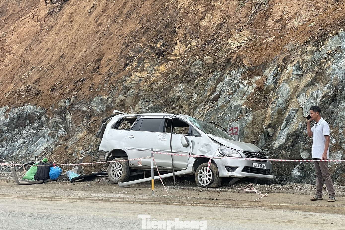 Xe con tông vào taluy dương.