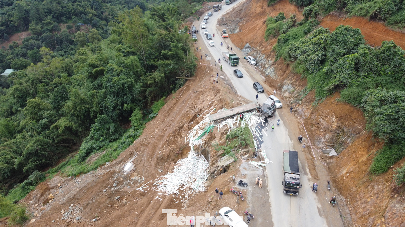 Sáng 14/11, tại khu vực dốc Cun thuộc Quốc lộ 6 đoạn qua phường Thái Bình, TP Hòa Bình, một vụ tai nạn giao thông liên hoàn xảy ra khiến nhiều phương tiện bị hư hỏng.