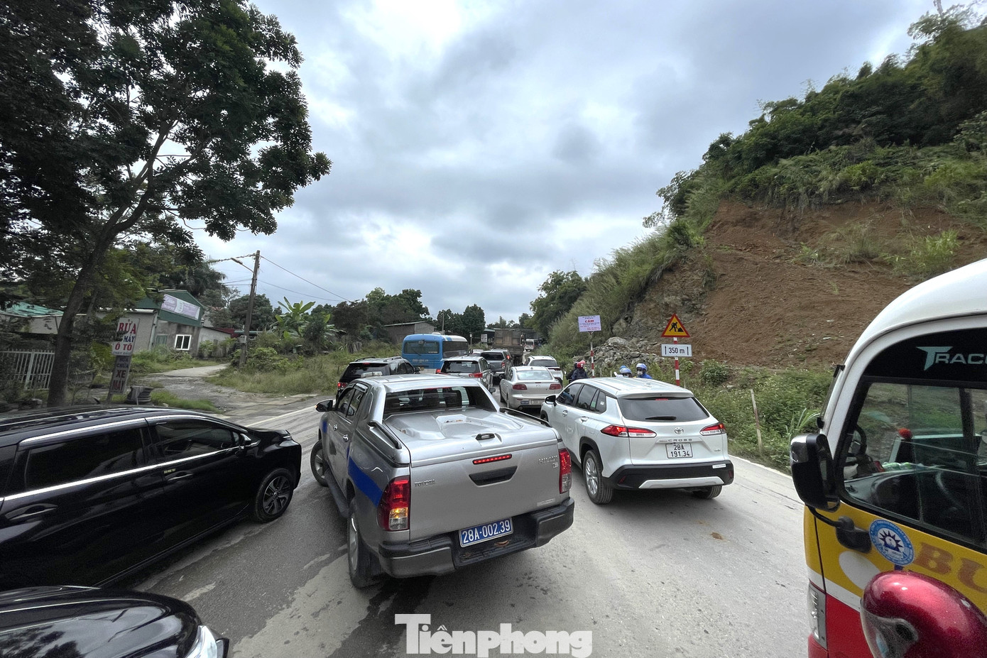 Tại nơi xảy ra tai nạn, giao thông bị ùn tắc cục bộ. Các phương tiện chỉ có thể di chuyển từng chút một.